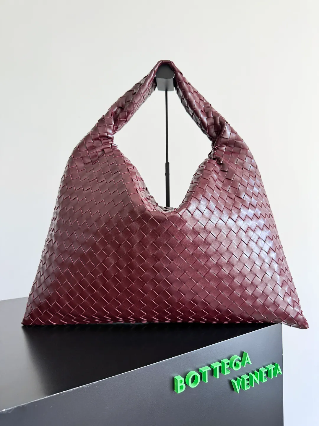Batch 2160 Recently, I seem to be obsessed with this bag from BV~ The new Hop is really not too beautiful. The whole bag has no seams. The bag body and handles are made of one piece of leather. It embodies the style and essence of Bottega Veneta. It truly represents craftsmanship and creativity. The large size has a very loose and lazy upper body. Big bag lovers will definitely not regret buying it. Style number: 763970 Size: 53*24*13